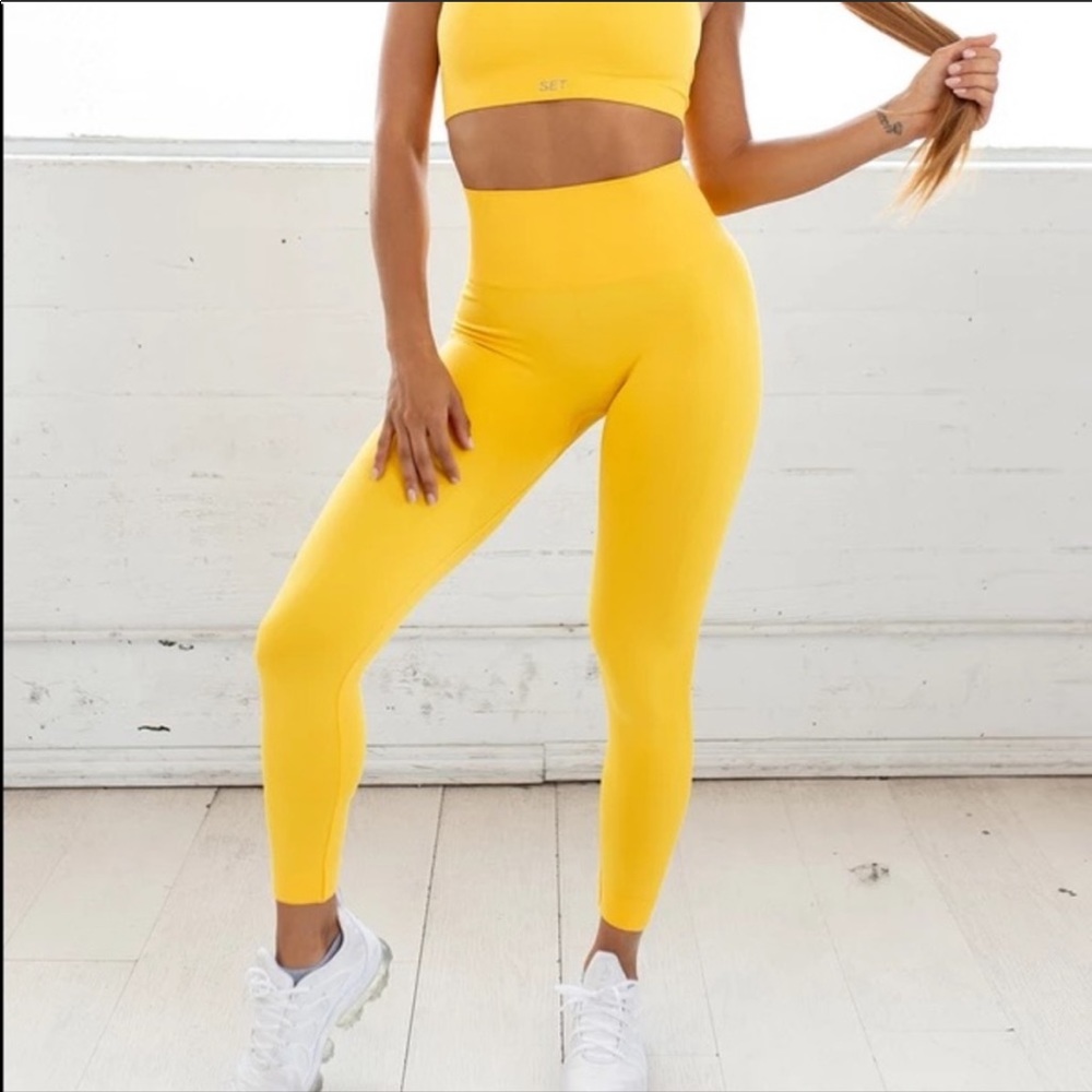 SETactive top + leggings set in sold out yellow!!